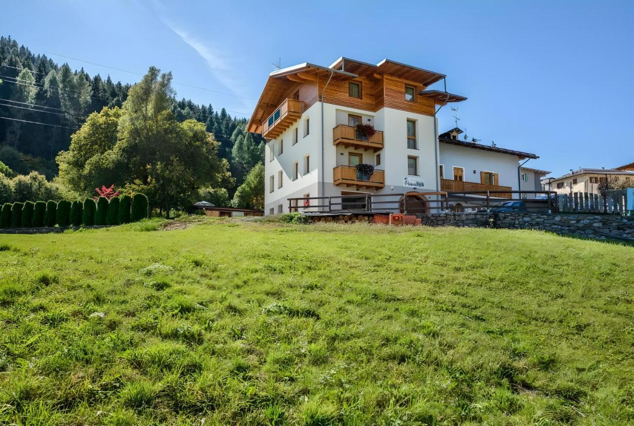 Appartamenti Penasa Renato Commezzadura Buitenkant foto
