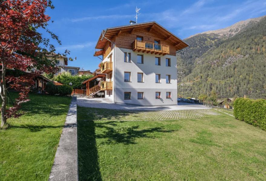 Appartamenti Penasa Renato Commezzadura Buitenkant foto