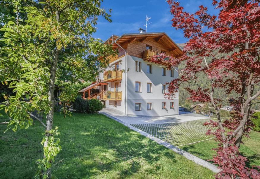 Appartamenti Penasa Renato Commezzadura Buitenkant foto