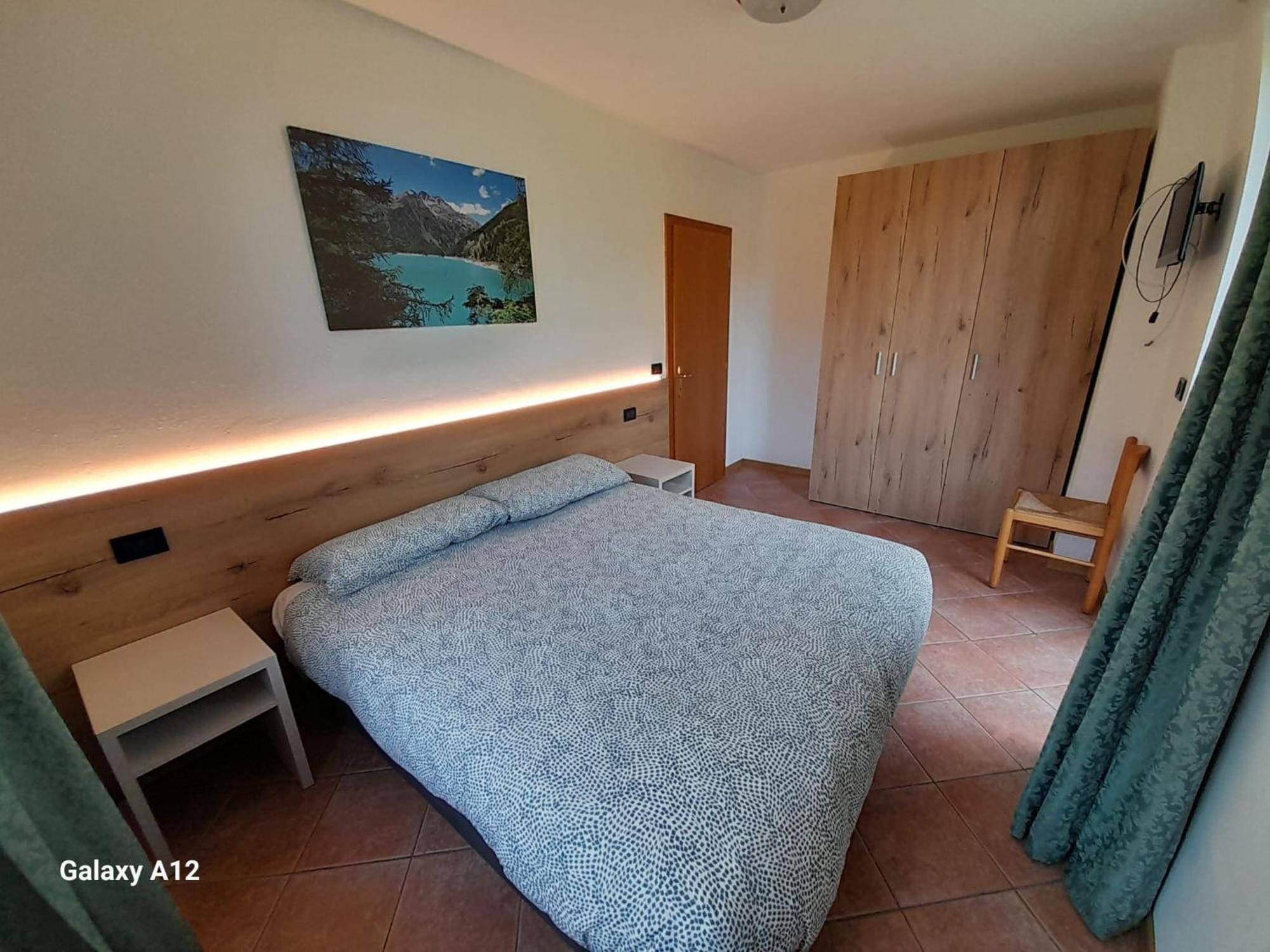 Appartamenti Penasa Renato Commezzadura Buitenkant foto