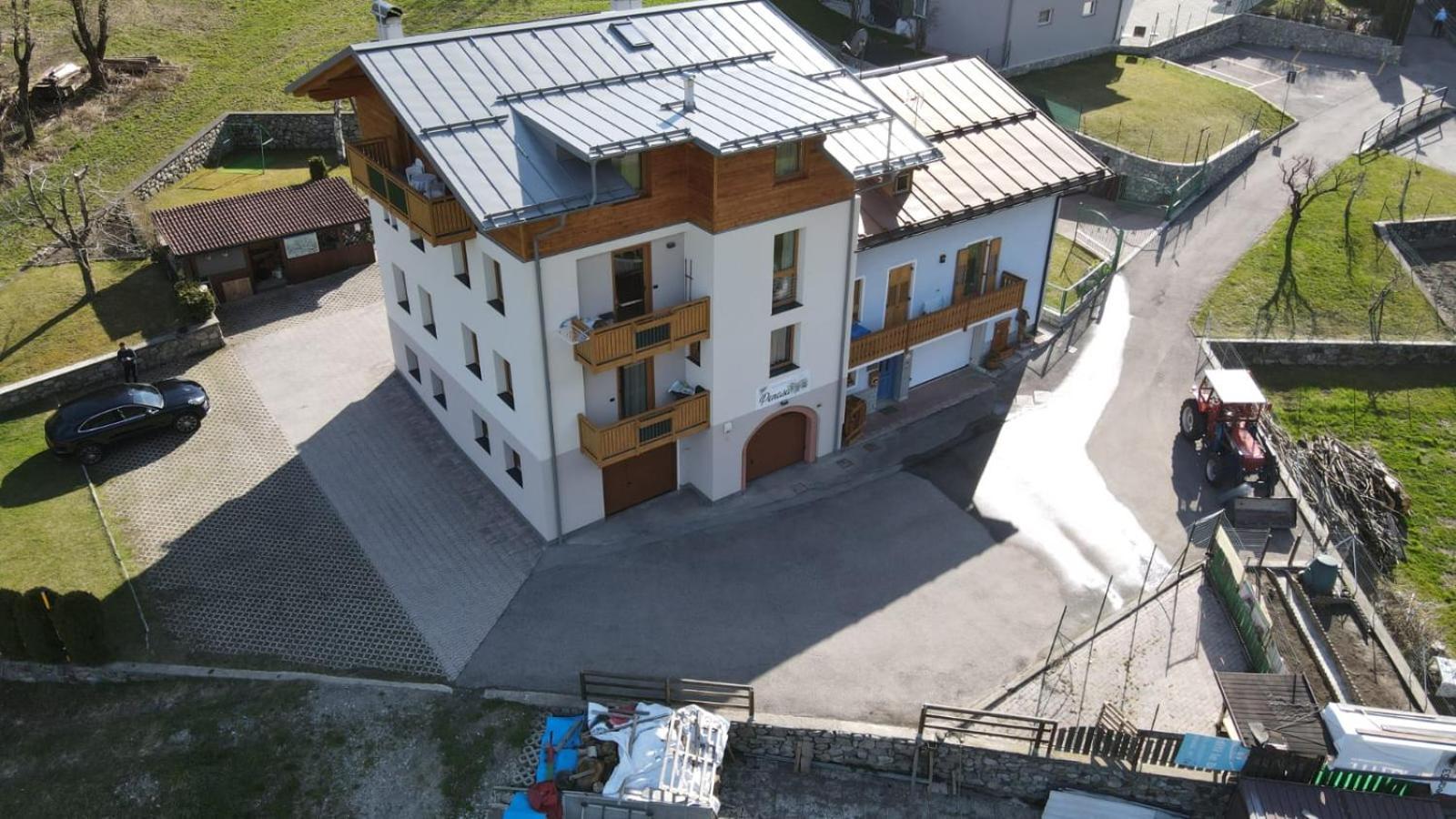 Appartamenti Penasa Renato Commezzadura Buitenkant foto