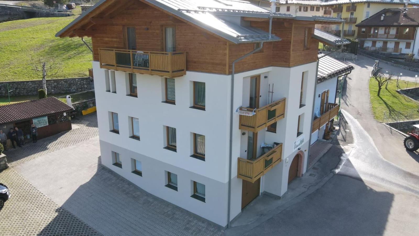 Appartamenti Penasa Renato Commezzadura Buitenkant foto