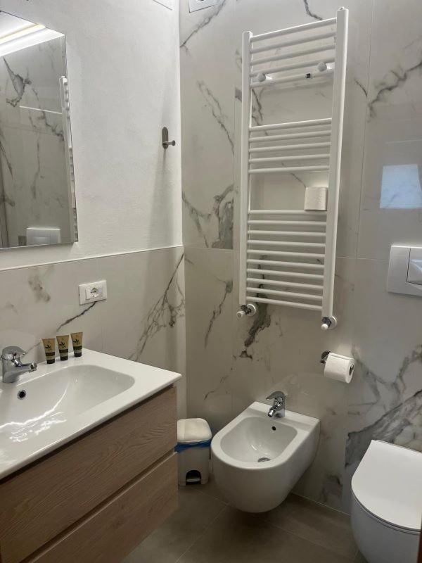 Appartamenti Penasa Renato Commezzadura Buitenkant foto