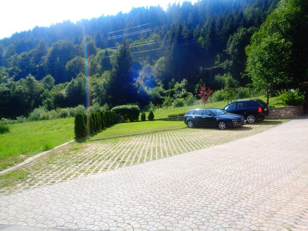 Appartamenti Penasa Renato Commezzadura Buitenkant foto